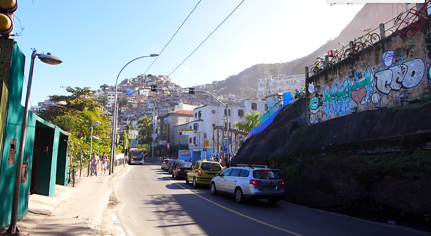  Vista do Vidigal da Avenida Niemeyer. A entrada principal fica à direita dos semáforos