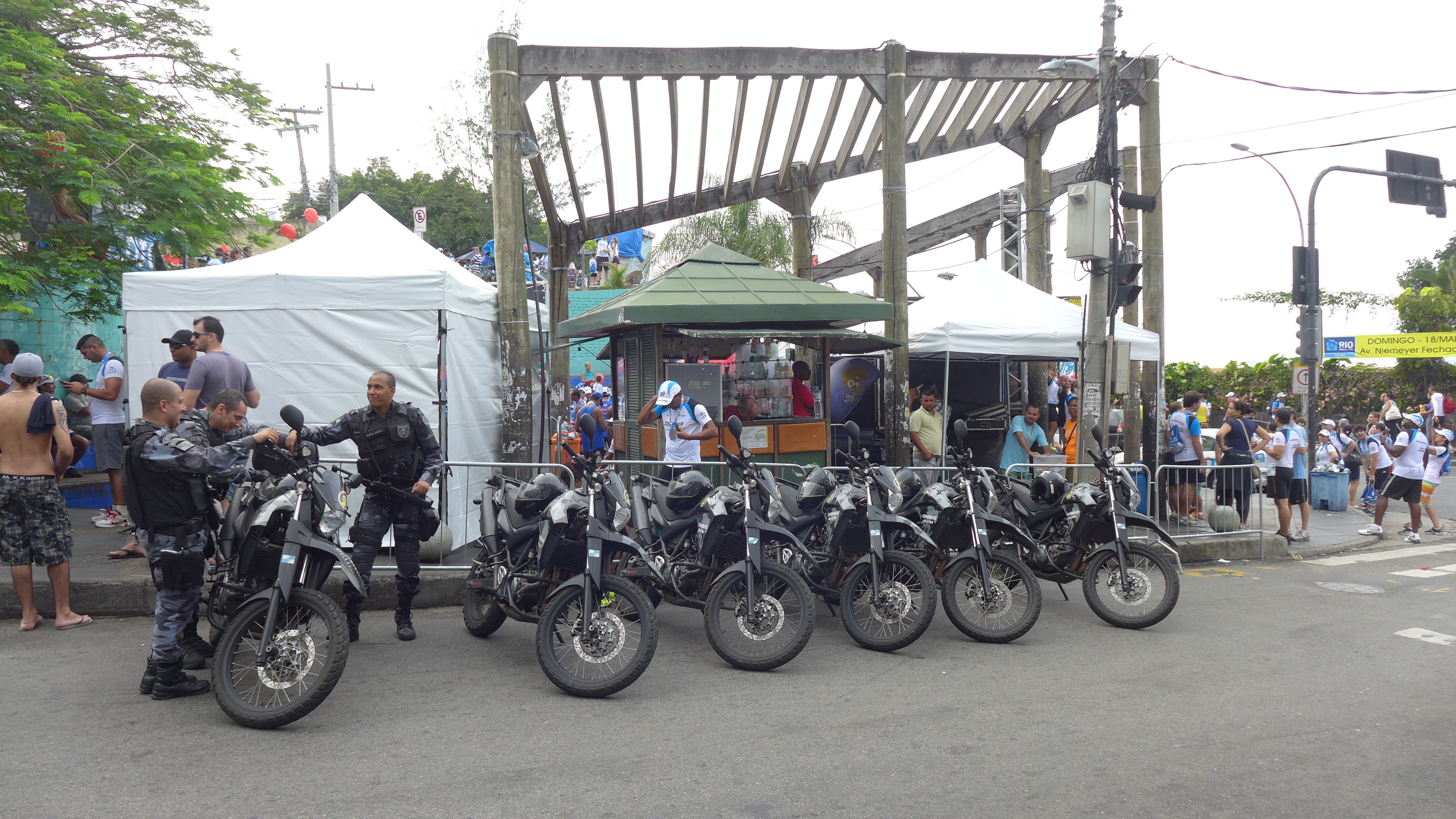 Polícia militar vigiando a entrada do Vidigal durante uma maratona na cidade que incluiu um circuito pela favela